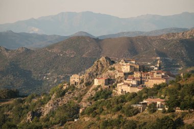 Akşam güneşi Korsika 'nın Balagne bölgesindeki Speloncato antik dağ köyünde.