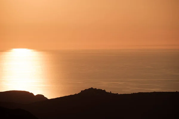 Sena Eftermiddagssolen Reflekterar Det Lugna Medelhavet Med Silhuetten Bergsbyn Sant — Stockfoto