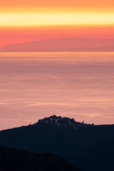 在平静的大海中 夕阳西下 远处是法国的前景和海岸 是科西嘉岛圣安东尼诺山顶村的轮廓 — 图库照片