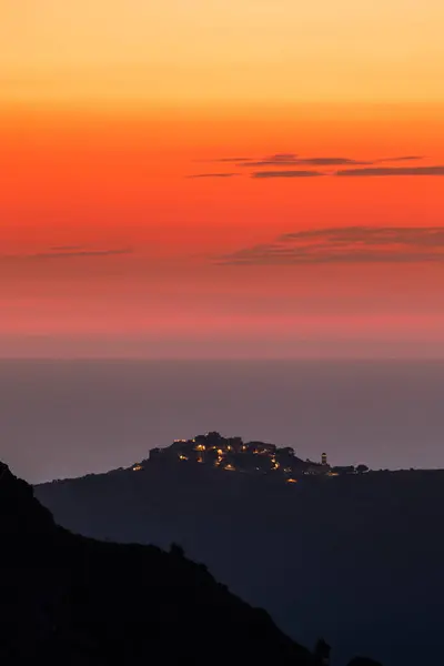 Orange Efterglöd Efter Solnedgången Över Medelhavet Med Den Silhuett Kuperade — Stockfoto