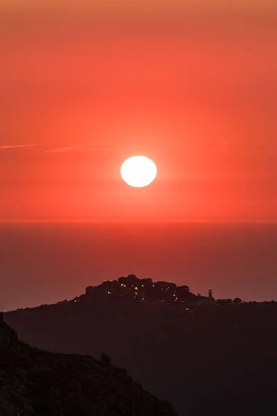 Rode Zonsondergang Boven Middellandse Zee Met Voorgrond Het Heuvelachtige Dorpje — Stockfoto