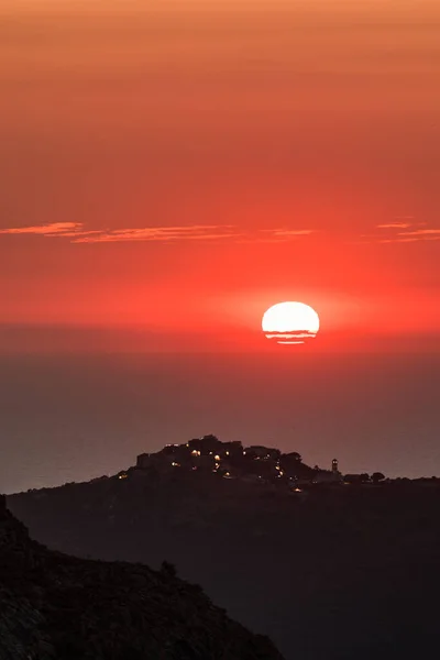 Rode Zon Ondergaand Aan Horizon Van Middellandse Zee Met Voorgrond — Stockfoto