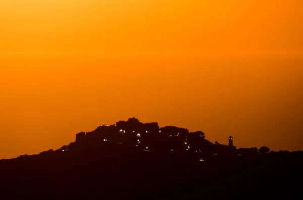 コルシカ島と地中海のバルーン地域のSant Antoninoのシルエットの丘の上の村の夕日 — ストック写真
