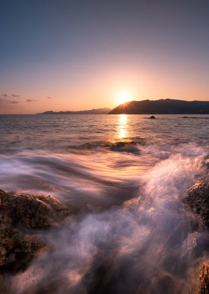 Korsika Nın Balagne Bölgesindeki Losari Nin Kayalık Kıyı Şeridine Vuran — Stok fotoğraf