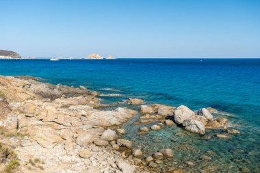 L 'Ile Rousse, Korsika, Fransa - 8 Ağustos 2020. Korsika 'nın Balagne bölgesindeki Ile Rousse yakınlarında Korsika' nın kayalık kıyı şeridi açıklarında bir aile balık tutuyor.