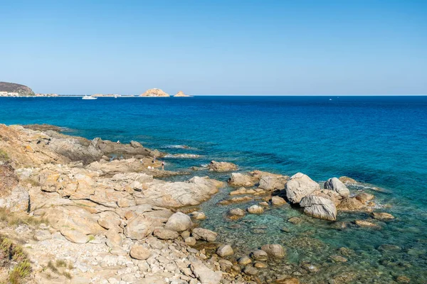 L 'Ile Rousse, Korsika, Fransa - 8 Ağustos 2020. Korsika 'nın Balagne bölgesindeki Ile Rousse yakınlarında Korsika' nın kayalık kıyı şeridi açıklarında bir aile balık tutuyor.