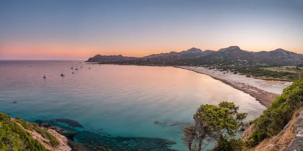 Boote Die Morgengrauen Der Bucht Festmachen Brechen Über Den Strand — Stockfoto