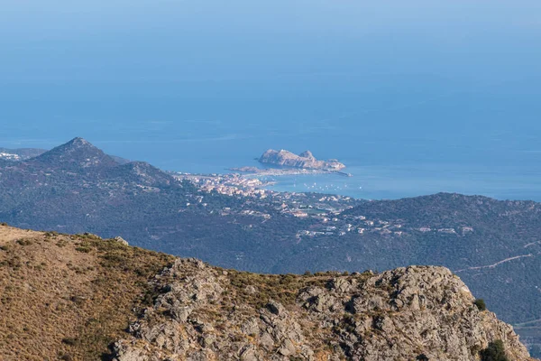 Czerwona Skała Ile Rousse Regionie Balagne Korsyce Otoczona Błękitnym Morzem — Zdjęcie stockowe