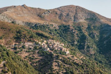 Orta Korsika dağlarındaki antik Lento köyü.