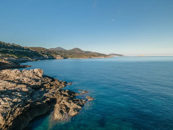 Skaliste Wybrzeże Turkusowe Morze Śródziemne Korsyce Portem Ile Rousse Oddali — Zdjęcie stockowe