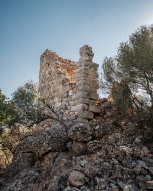 Korsika 'nın Balagne bölgesindeki Giustiniani' de 10. ve 15. yüzyıllarda inşa edilmiş eski bir güçlendirilmiş kulenin kalıntıları.
