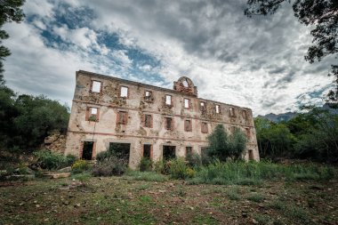 Korsika 'daki Galeria yakınlarındaki Argentella' daki antik gümüş madeninde terk edilmiş bir bina.