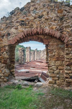 Korsika 'daki Argentella' da terk edilmiş bir gümüş madeninin içinde.