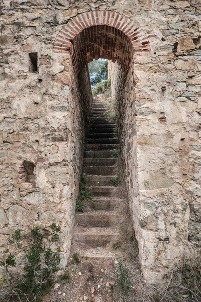 Długie Kamienne Schody Budynkach Opuszczonej Kopalni Srebra Korsyce — Zdjęcie stockowe