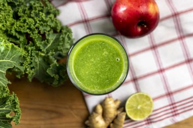 Kıvırcık lahana, elma ve zencefil taze yeşil suyu