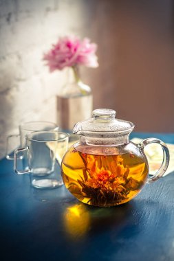 Mavi bir masada çaydanlık