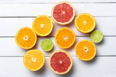 Beyaz ahşap masa arka plan üzerinde yarıya narenciye 