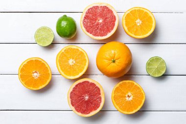 Beyaz ahşap masa arka plan üzerinde yarıya narenciye 