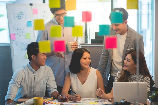 Equipo Jóvenes Empleados Negocios Que Colaboran Creación Presentaciones Utilizando Pegatinas — Foto de Stock