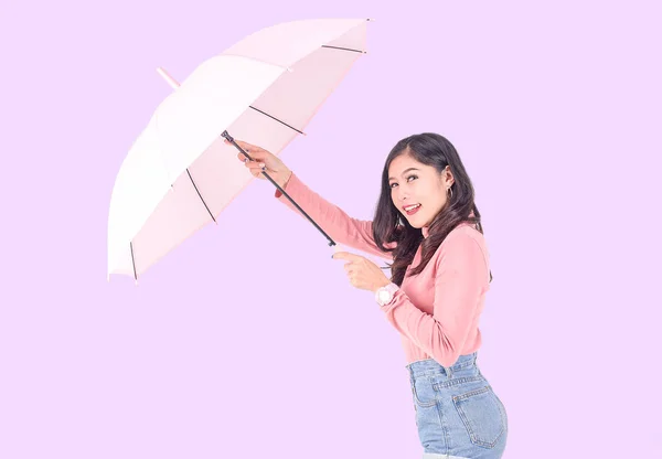 Porträt Der Schönen Jungen Frau Mit Regenschirm Posiert Über Rosa — Stockfoto
