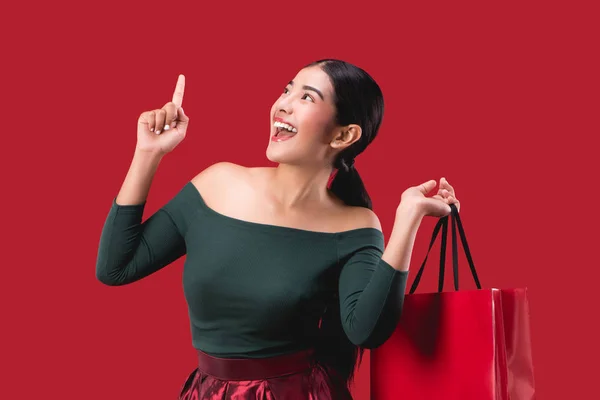 Potret Wanita Muda Yang Bahagia Berpose Dengan Tas Belanja Atas — Stok Foto