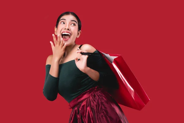 Portrait Heureuse Jeune Femme Mignonne Posant Avec Des Sacs Provisions — Photo