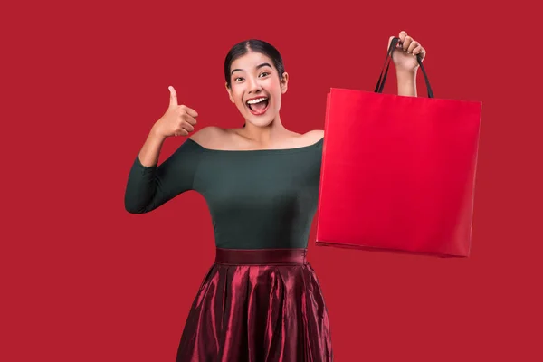 Portrait Heureuse Jeune Femme Mignonne Posant Avec Des Sacs Provisions — Photo