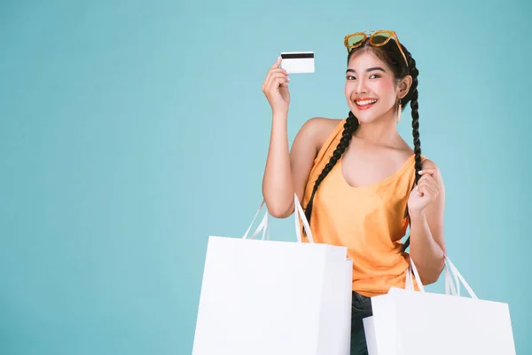 Portret Van Vrolijke Jonge Brunette Vrouw Houdt Van Credit Card — Stockfoto