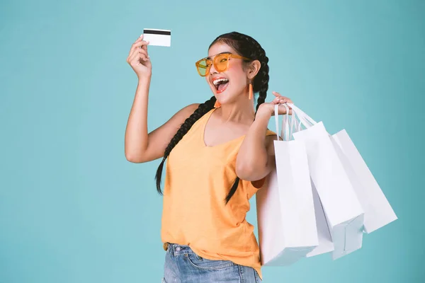 Portret Van Vrolijke Jonge Brunette Vrouw Houdt Van Credit Card — Stockfoto