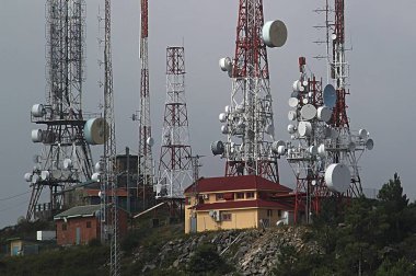 Telekomünikasyon anten park orman '