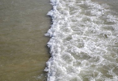 bir dalga kırılma sonra denizin köpük