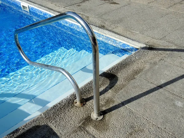 Piscine Par Une Journée Ensoleillée — Photo