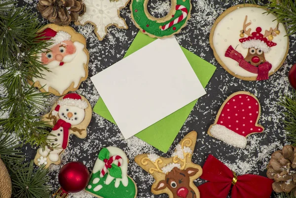 Zimowe Ramki Pliki Cookie Świątecznych Dekoracji Wokół Małe Zielone Koperty — Zdjęcie stockowe