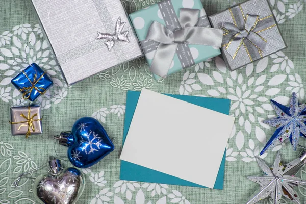 Зимняя Рамка Рождественские Украшения Окружающие Синий Конверт Подарки — стоковое фото