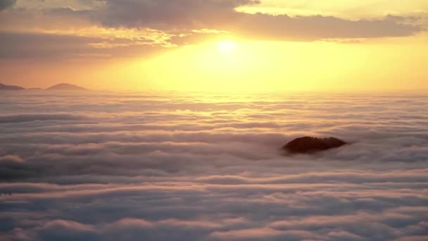Cinematic 8K 7680x4320.Időeltolódás a magas hegycsúcsról.Háttér felhők hitelek kiváló végső mennyország nagy magasságban fenséges csodálatos naplemente naplemente a végén tenger felhők felett misztikus végtelen szabadság a végén befejezni természet gyönyörű.