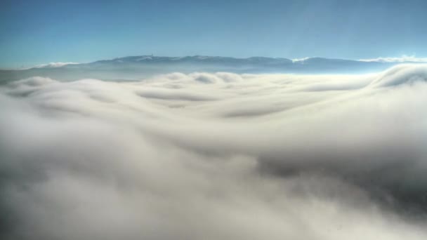 シネマティック8K 7680X4320ドローン付きの空中ビューシティアパートメント 自由度の高い広さビル谷の上の雲の上に霧霧霧湿った霧の湿気広大な景観をカバーした 雲の上に シティハウスの谷 — ストック動画