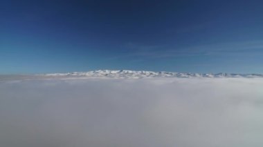 Sinema 8K 7680x4320.Aerial view with drone. Şehir daireleri. Özgürlük özgürlükleri, ferah alanlar. Vadi üzerindeki bulutlar bulutlu, sisli, nemli, uçsuz bucaksız manzarayı kaplıyordu. Bulutların üstünde. Şehir evi vadisi. 8 bin.