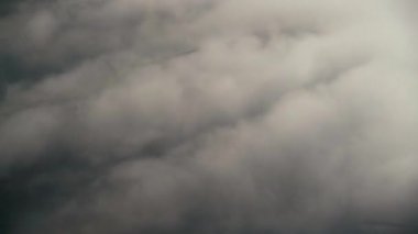 Sinematik 8K 7680x4320. Muhteşem bir meteorolojik olay. Akan şelale bulutları çok enderdir. Sis havada asılı duran görünür bulut damlacıklarından oluşur..