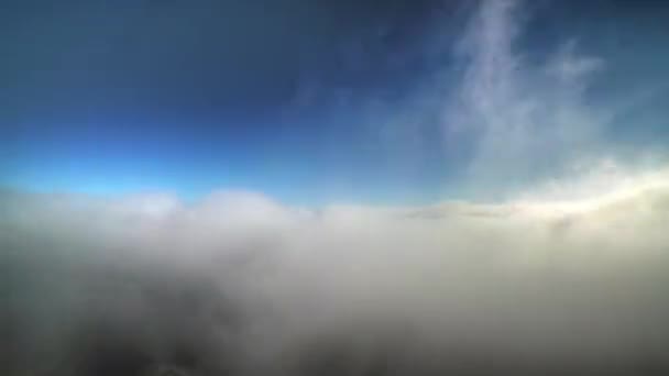 在云彩之上 城中的房屋气量很大 — 图库视频影像