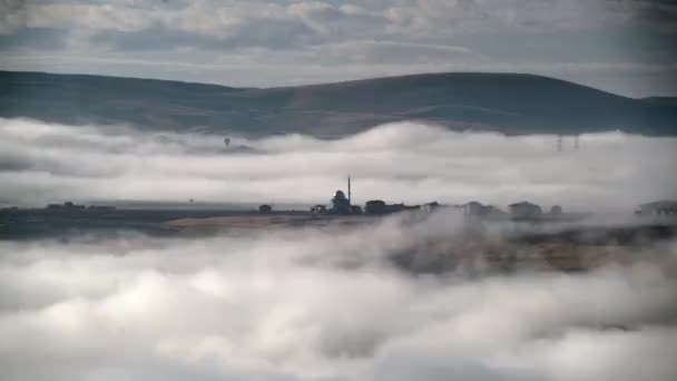 映画8K 7680X4320時間の経過雲の上のモスク霧の上の単一のミナレットのモスク 礼拝の場所 神秘的な寺院村の家の近くのモスク 神の家 — ストック動画