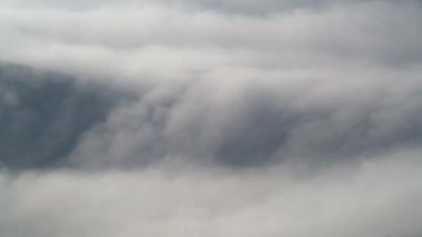 Sinematik 8K 7680x4320. Muhteşem bir meteorolojik olay. Akan şelale bulutları çok enderdir. Sis havada asılı duran görünür bulut damlacıklarından oluşur..