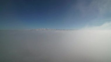 Sinema 8K 7680x4320.Aerial view with drone. Şehir daireleri. Özgürlük özgürlükleri, ferah alanlar. Vadi üzerindeki bulutlar bulutlu, sisli, nemli, uçsuz bucaksız manzarayı kaplıyordu. Bulutların üstünde. Şehir evi vadisi. 8 bin.