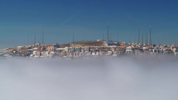 Cinemático 7680X4320 Transmitindo Antenas Colina Cidade Casas Encosta Acima Das — Vídeo de Stock