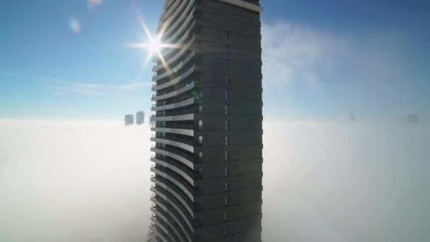 雲の上の都市のシルエット空のスクレーパー雲と霧の上の高層タワービューの建物の街並みアパートの霧 サイト都市霧霧霧の水分蒸発飽和結露8K — ストック動画