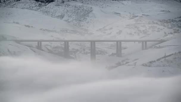 Cinematica 7680X4320 Valley Sotto Ponte Autostradale Coperto Nebbia Nuvola Veicoli — Video Stock