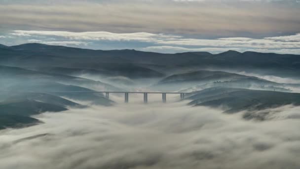 Cinematic 7680X4320 Autostradowy Most Chmurach Nad Doliną Pod Osłoniętą Mgłą — Wideo stockowe