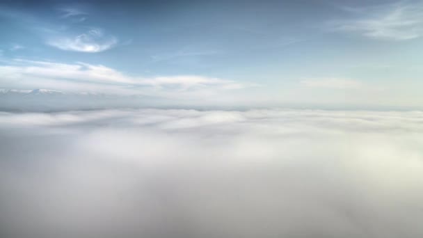 7680X4320地上の地形上の霧山の頂上からの雲の上の雲の上の雲の上の雲の上の雲の上の雲の上の雲の上の雲の上の雲の上の雲の上の層から霧の海が形成されています — ストック動画