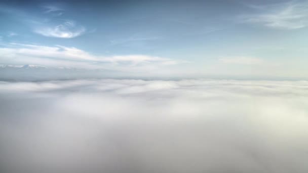 Cinématique 8K 7680x4320.Brouillard à la surface n géographie terrestre.Au-dessus des nuages du sommet de montagne.Vaste nuage de paysage au-dessus. Couche nuageuse.Une mer de brouillard est formée à partir de stratus.Brouillard brouillard véritable beauté magnifique spectaculaire couvert vallée de la crête de montagne .