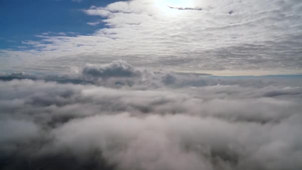 Cinématique 8K 7680x4320.Deux couches différentes de nuages dans le temps.Au-dessus des nuages au-dessus du sommet de la montagne.Vaste paysage.Couche nuageuse.Une mer de brouillard est formée à partir de stratus.Foggy vallée montagne crête nature colline beauté magnifique spectaculaire merveilleux .