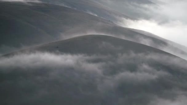 Cinematic 7680X4320 Mgła Leżąca Fałdach Wzgórz Kondensacja Odparowanie Przyrodzie Mgła — Wideo stockowe